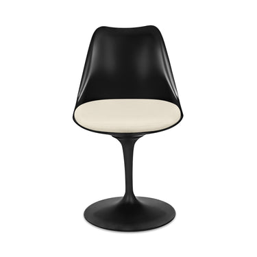 Zwarte eetkamerstoel van Ditto Design, modern en comfortabel met een strakke, minimalistische uitstraling.
