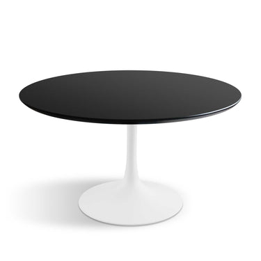 Ronde zwarte eettafel van MDF van Ditto Design met een diameter van 137 cm, geschikt voor eetkamer of woonkamer.