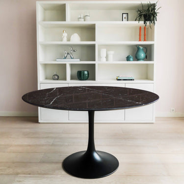 Zwarte marmeren rond eettafel van Ditto Design met tulpmotief, 137 cm doorsnede, elegante en moderne inrichting.