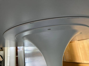 Witte ronde tafelpoot van 65 mm diameter van Ditto Design, geschikt voor tafelonderstellen, op afbeelding.