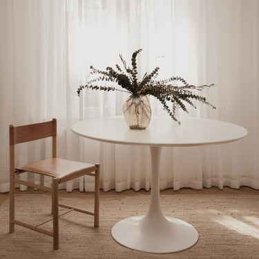 Witte ronde tafelpoot van 60 cm diameter van Ditto Design, geschikt voor eettafels en meubelstukken.