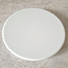 Witte Sample Flute Tafel van Ditto Design, een moderne tafel met een strakke witte afwerking, zichtbaar in de afbeelding.